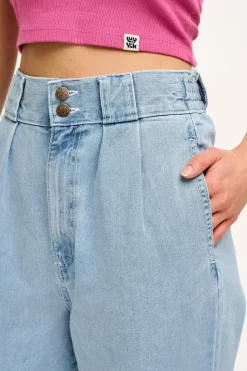 Lucy & Yak Addison - Tapered Denim Jeans in Light Wash Blue Outlet